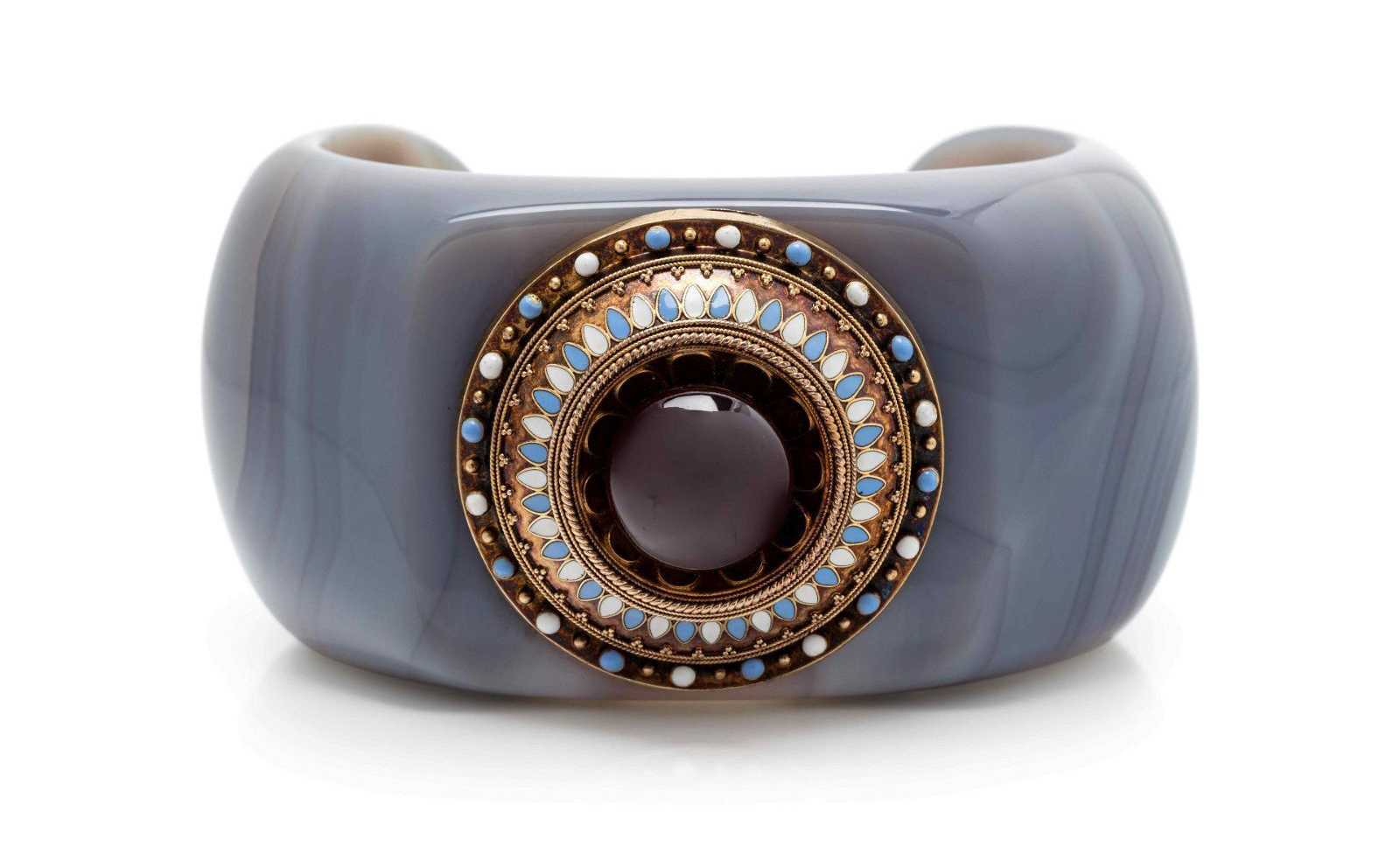 This Verdura cuff bracelet in carved, banded agate decorated with a single round cabochon garnet complemented with an antique gold element and blue and white enamel is unsigned, but it came to auction with a Verdura box and a copy of a Verdura receipt. Estimated at $7,000-$9,000, it sold for $15,000 plus the buyer’s premium in September 2021. Image courtesy of Freeman’s Hindman and LiveAuctioneers.